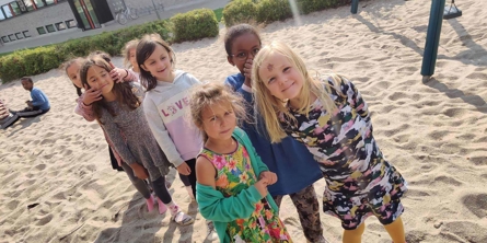 Piger ved gyngestativet